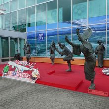 阿波踊りの群像。入口にあります。