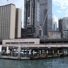 サーキュラー・キー駅や高層ビル群も見える一画。