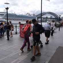 サーキュラー・キー東側からハーバー・ブリッジの遠景も。