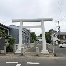 白い大きな鳥居が、社殿まで３重に連なっている