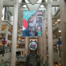 吹き抜け空間が広く明るく素晴らしい。