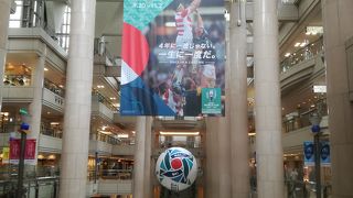 広い空間に店舗が沢山あるが、窮屈さを感じさせない好建築