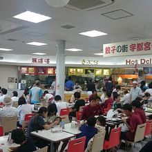 フードコートです。餃子以外も充実。