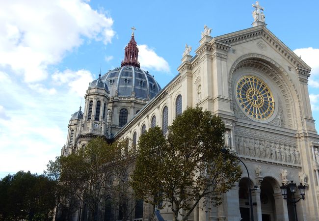 サンラザール駅近くの大きな教会