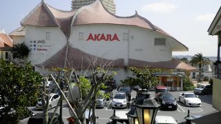 北谷町美浜アメリカンビレッジ内にあるユニークなうねる赤瓦の建物のなかにあるボクネン美術館