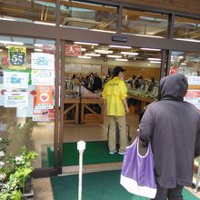 人の間隔を空けてます