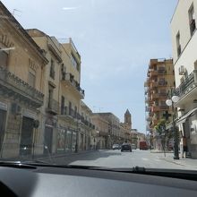 道路の向こうに見えるカンパニーレがそれです