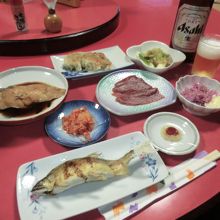 夕食の一例。馬刺し・鮎・カレイ煮・本場の餃子など美味しいです