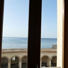 ホテル部屋の窓から眼下に広場が丸見えです