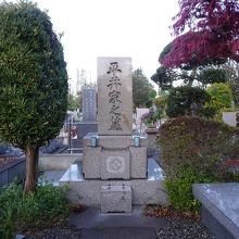 墓石には本名の平井家が