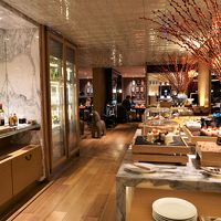 ラウンジではハッピーアワーあり