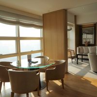 スイート客室のリビングスペース