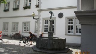 水を吹きかける子供の像