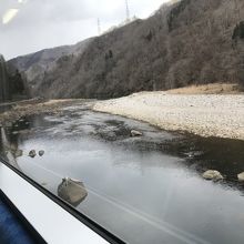 打保駅手前（高山より）車窓、宮川の山間風景