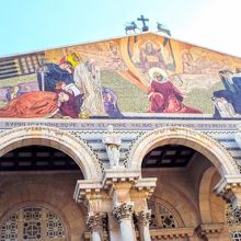 ファサードの中央のモザイク画