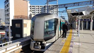 観光と通勤が同居する路線。