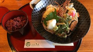 お昼時は混雑しているそばのお店。