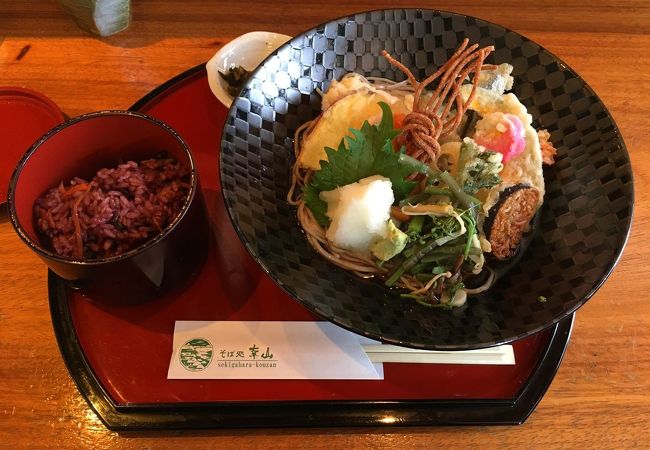 お昼時は混雑しているそばのお店。