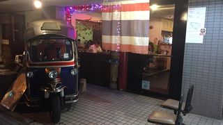 入口のトゥクトゥクが目印