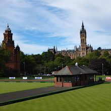芝生のローンボール競技場も公園内施設です
