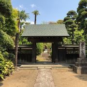 独特な形の本堂の建物