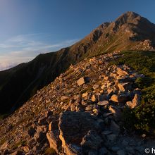 山荘近くからみた夕陽に照らされた北岳