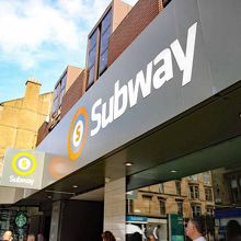 地下鉄駅の入り口表示