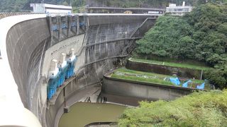 ダムのアーチが魅力です