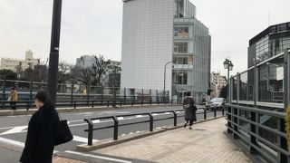 ガーデンプレイスの手前の橋
