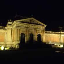 再開が待たれる本館（明治古都館）