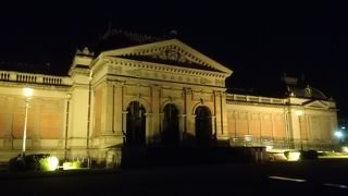 作品鑑賞しやすい博物館。本館（明治古都館）の再開が待たれる