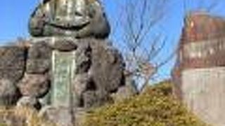 頼朝の銅像が印象的