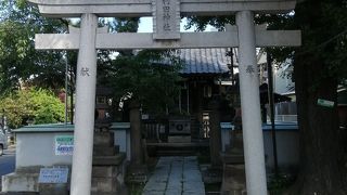 公園の裏にひっそり