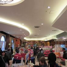 店内は大変な賑わい