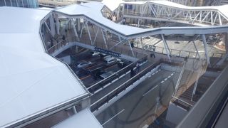 橋の歩道部がアルファベット小文字のaに似ている、意識して造ったのではなく誰かがaの文字を描いているといことからなるほどと言われるよう