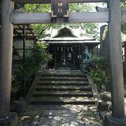 昔の目黒川のほとりの神社
