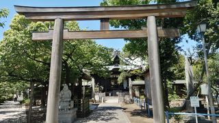目黒川のほとりの神社