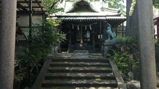 昔の目黒川のほとりの神社