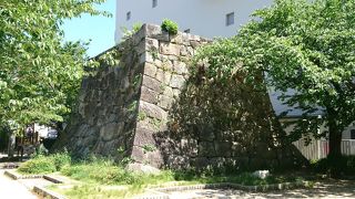 小さな公園に石垣が残ってます