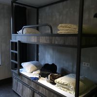 4人部屋ドミトリー。ベッドの下にロッカー。