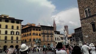 噴水や彫刻等が並ぶ