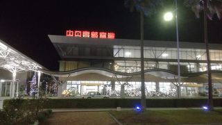 コンパクトだが最低限揃っているターミナルビル。山口市内との移動はＪＲが安価