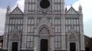 白く美しいファザード