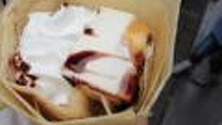 原宿ですぐ目に入ったクレープ店