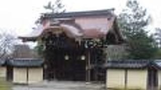 勅使門ゆえ入場かなわず