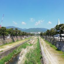 阪神芦屋駅のすぐ上流の公光橋より、芦屋川を見る