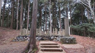 林の中に静かにたたずむ。