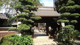 独特なデザインの本堂