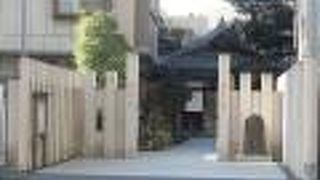 昭和初期の建造物が残り、戦前の堂宇を維持しています