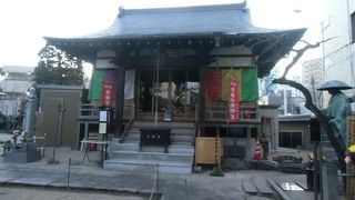 門前に建つ「手わらじ地蔵」がかわいい